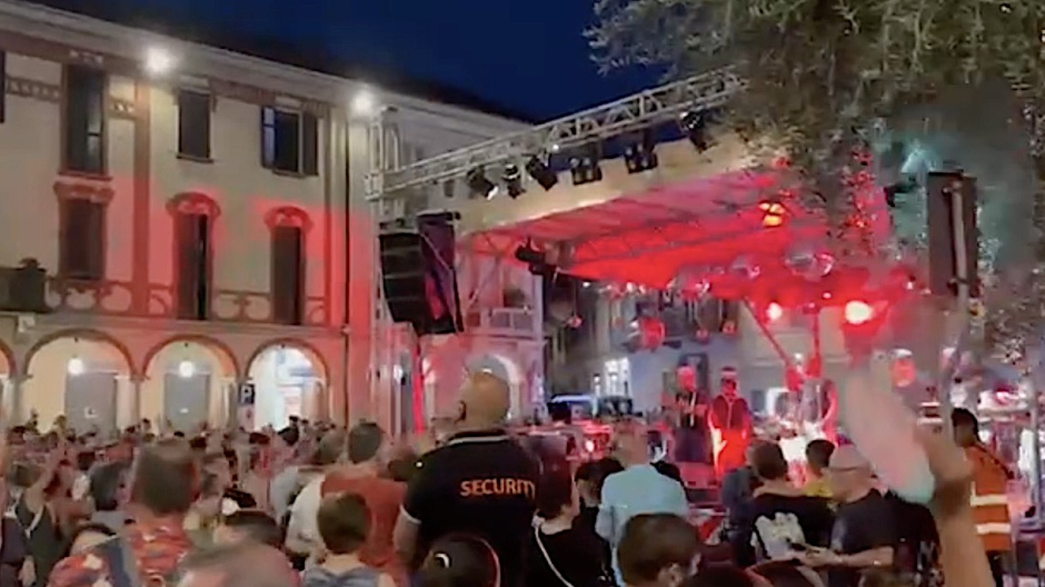 Oleggio, piazza gremita per 